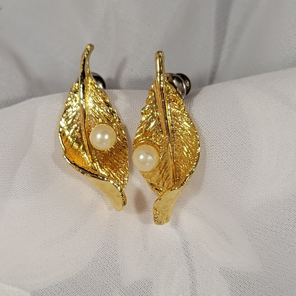 Vtg goldtone faux pearl earrings